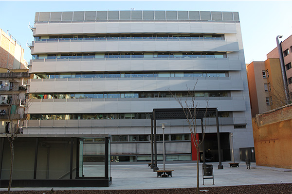 Vista exterior del Centro Esther Koplowitz, donde se llevó a cabo una investigación sobre un tratamiento para destruir células cancerosas