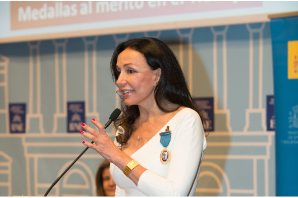 Esther Koplowitz, con la Medalla de Oro en el pecho, dando un discurso tras recibirla