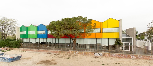 Vista exterior de la Fundación Nido con una fachada de vidrio de colores vibrantes, galardonada con el premio SAINT-GOBAIN CRISTALERÍA/CITAV de Arquitectura en Vidrio 2016