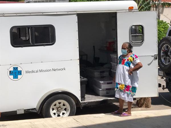 Furgoneta médica con el texto 'Medical Mission Network' y su logo visible en el lateral, equipada para brindar atención sanitaria