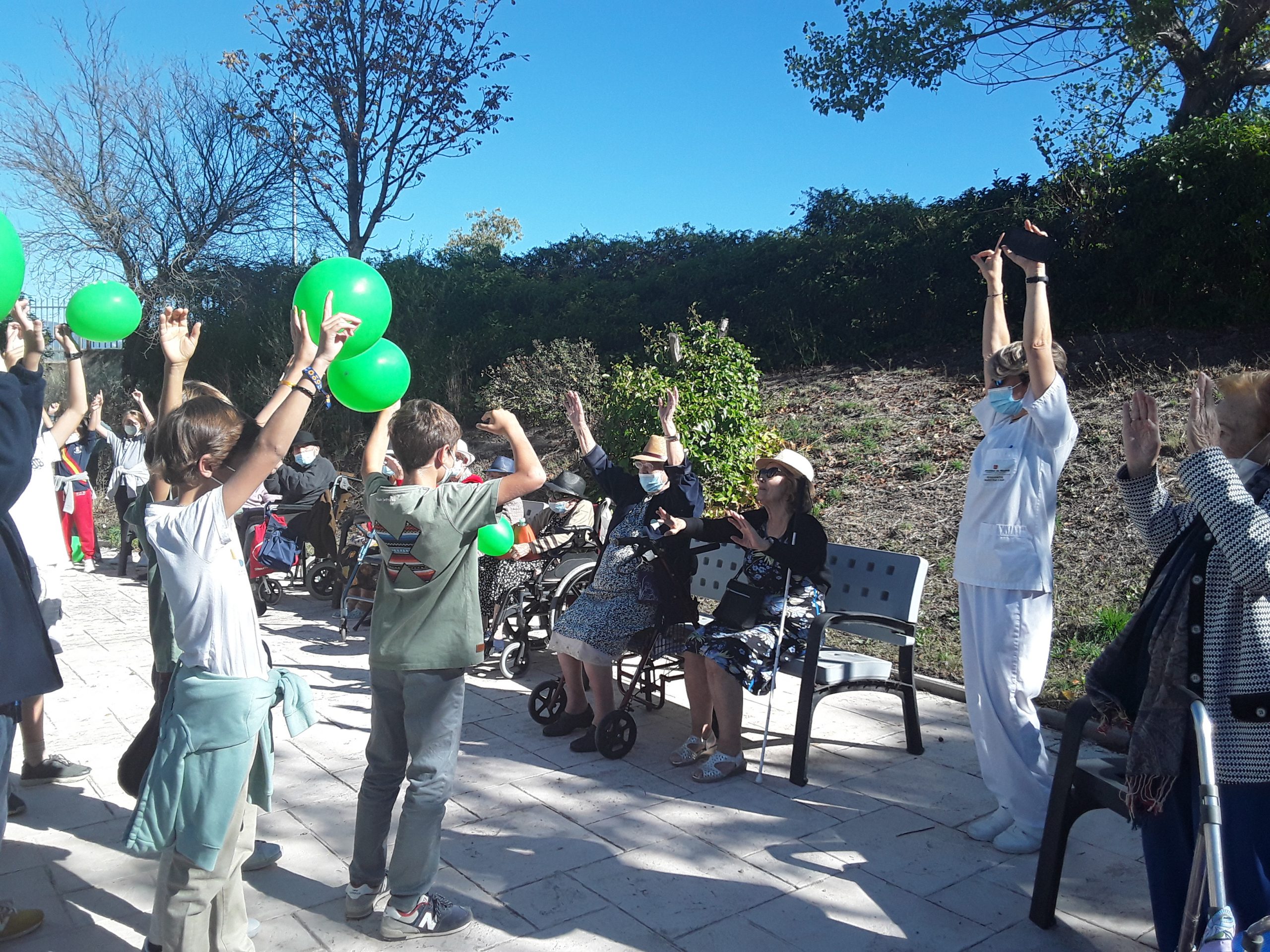 Niños y residentes participando juntos en una actividad al aire libre