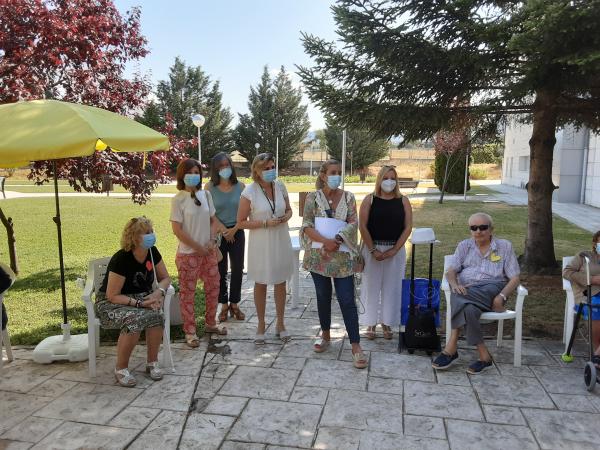 La alcaldesa, Mariola Vargas, junto a su equipo, en la residencia Nuestra Casa de Collado Villalba