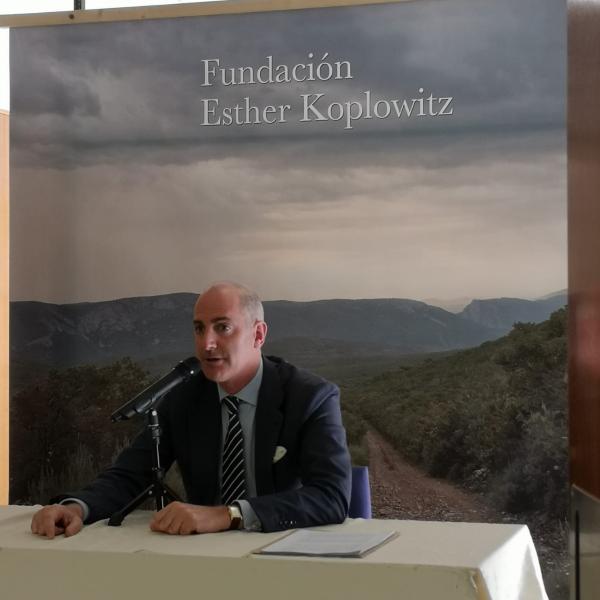 Ignacio Cossío impartiendo una charla en la residencia Nuestra Casa de Collado Villalba