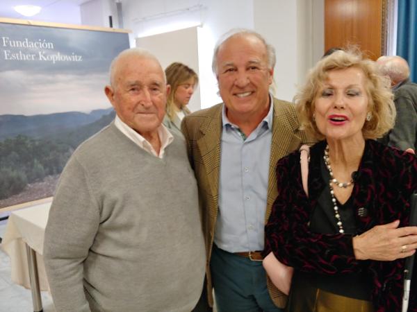 Justo Muñoz sonriente junto a otros residentes en la residencia Nuestra Casa, compartiendo un momento de alegría