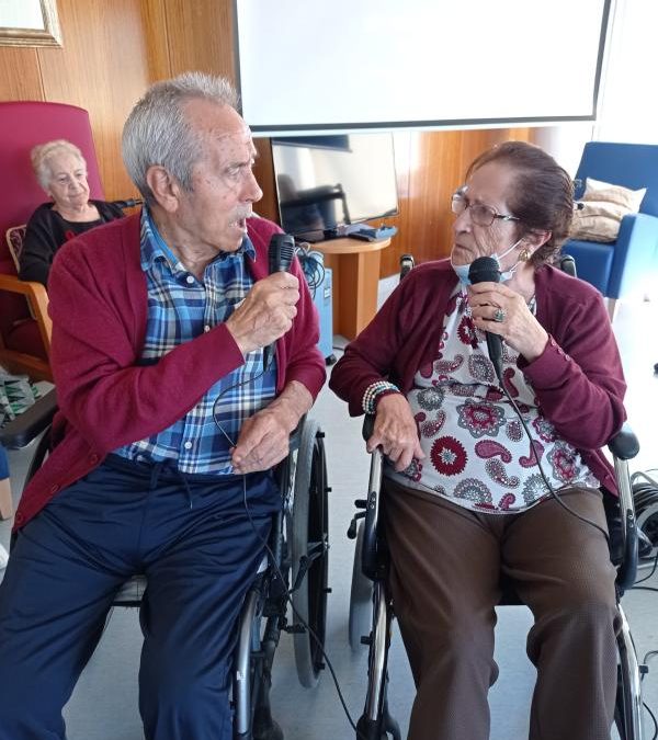 Karaoke en la residencia Nuestra Casa de Collado Villalba