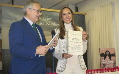 Visita Paula López Espinosa por la presentación de su libro realizada en la residencia «Nuestra Casa»