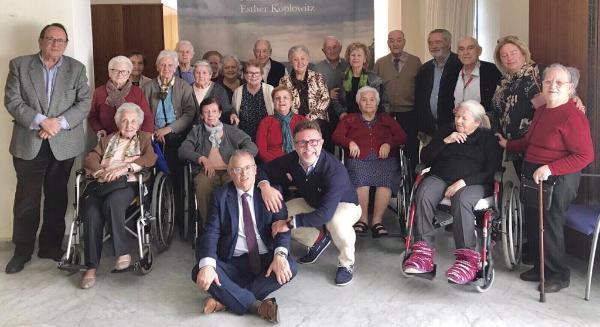 Víctor Cucart junto a los residentes de la residencia Nuestra Casa tras impartir su charla