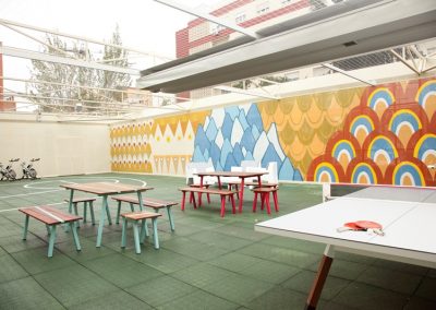 Una mesa de ping pong en la terraza de la Unidad de Psiquiatría del Hospital Gregorio Marañón, ofreciendo un espacio recreativo y de entretenimiento