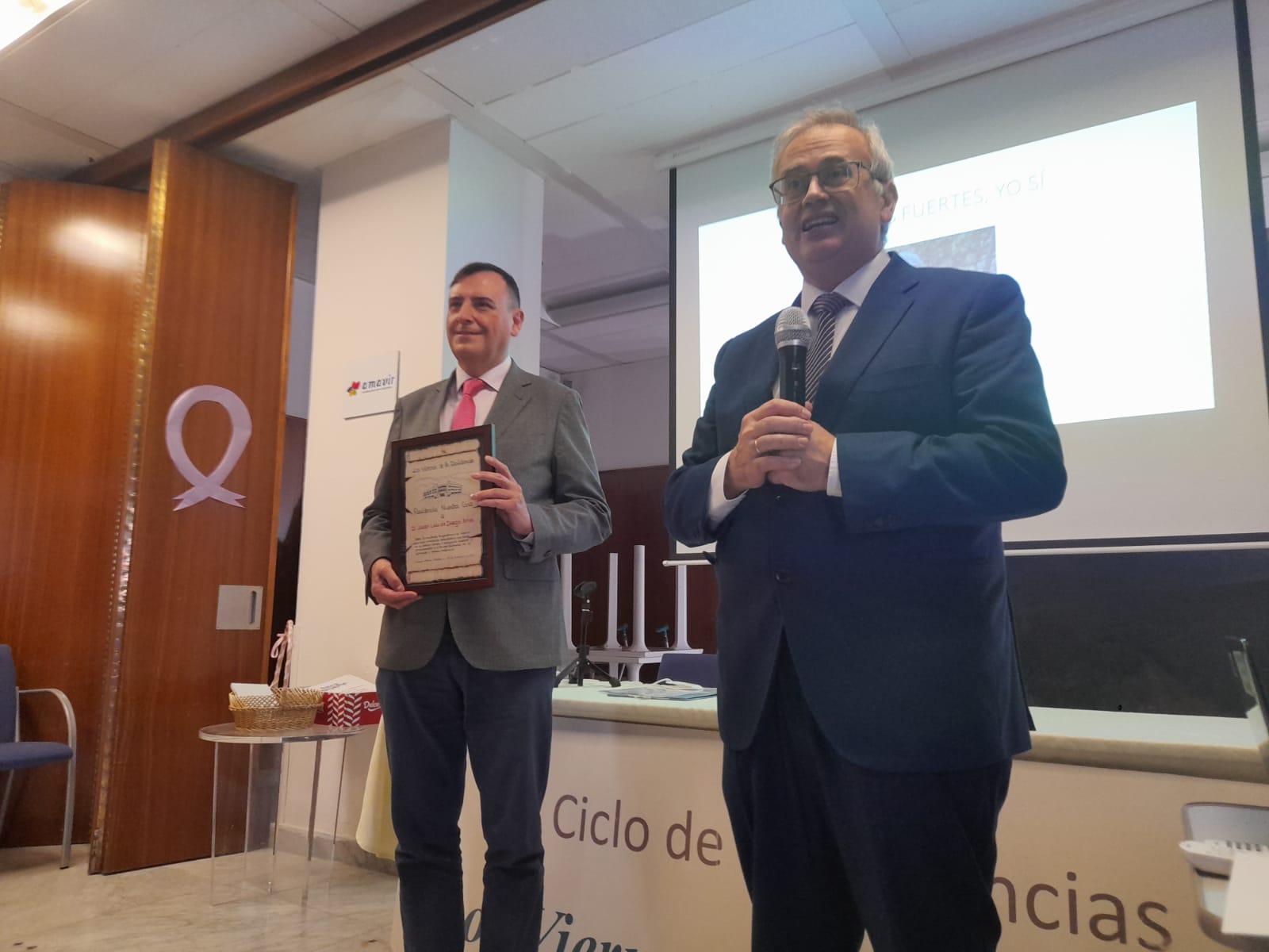 Juan de Diego Arias recibiendo un certificado de gratitud por su visita, otorgado por la residencia Nuestra Casa