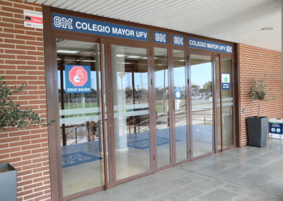 Entrada del Colegio Mayor Francisco de Vitoria, donde se aprecia claramente el logo y el nombre 'COLEGIO MAYOR UFV',