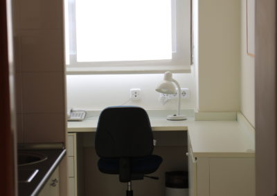 Escritorio para estudiar en la habitación, situado frente a una ventana que permite la entrada de luz natural