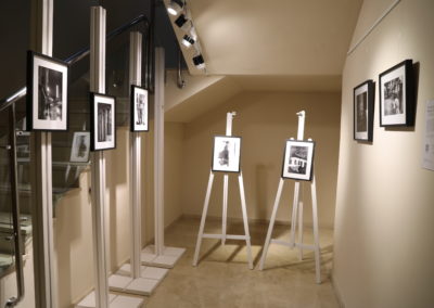 Exposición pequeña de fotos en blanco y negro en el Colegio Mayor UFV