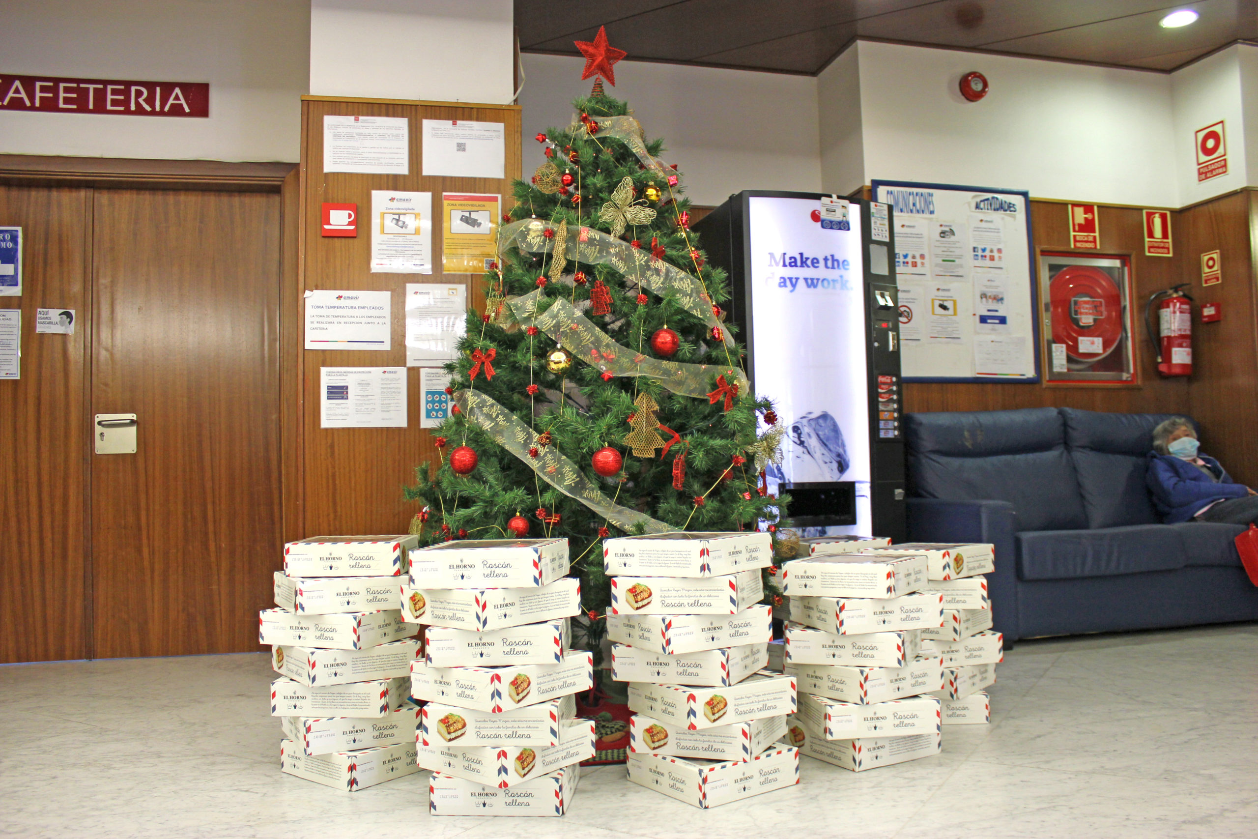 Entrega de roscones en las residencias de la Fundación