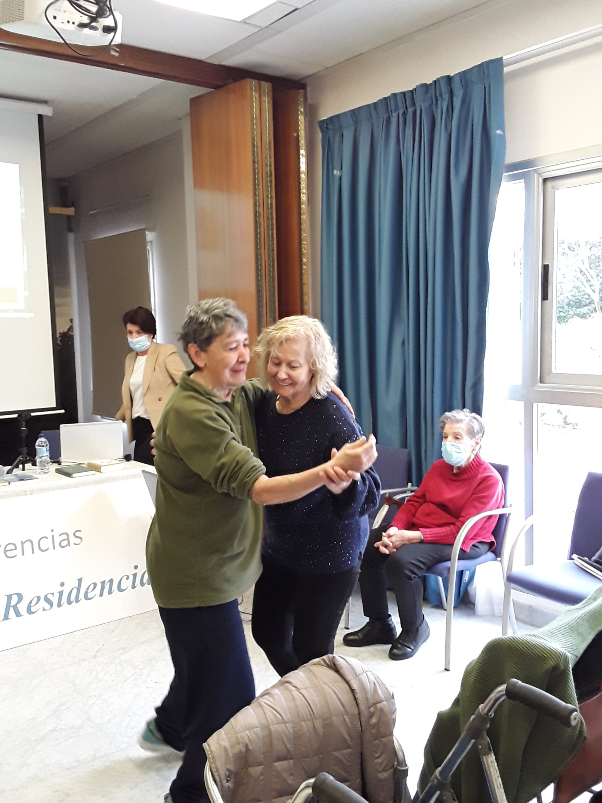 Residentes bailando al ritmo de la música estilo bolero durante el ciclo de conferencias 'Los Viernes de la Residencia'