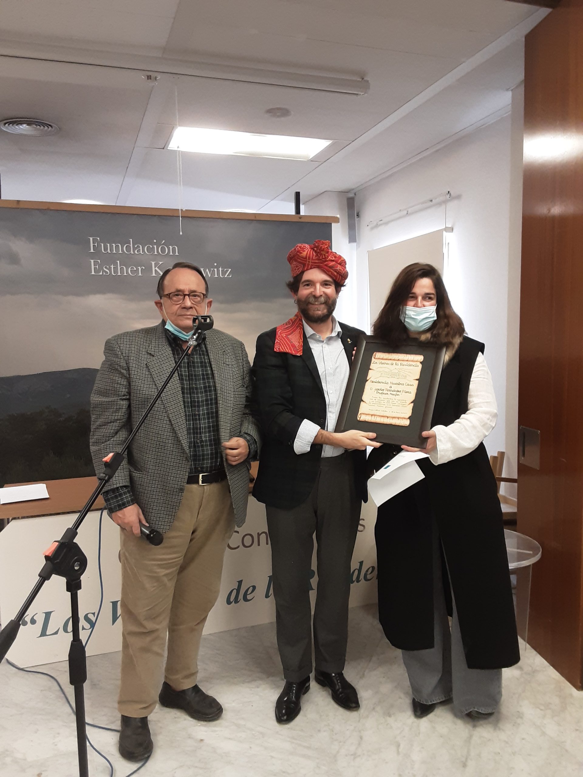 Profesor Macfer recibiendo un certificado de gratitud en reconocimiento a su visita y charla, otorgado por la residencia