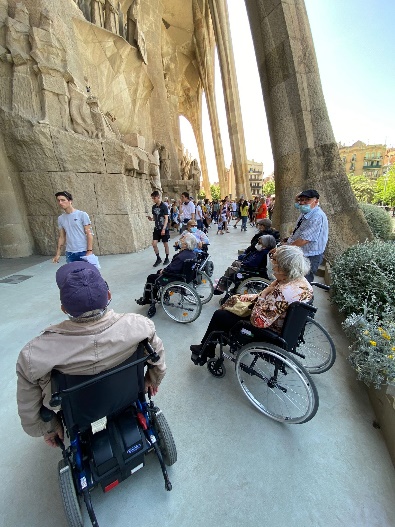 Residentes de la Residencia Fort Pienc visitando la Sagrada Familia en Barcelona