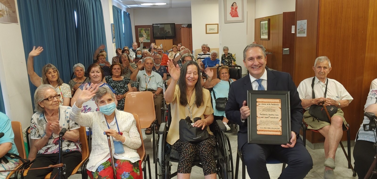 José Cepeda con los residentes en Nuestra Casa de Collado Villalba