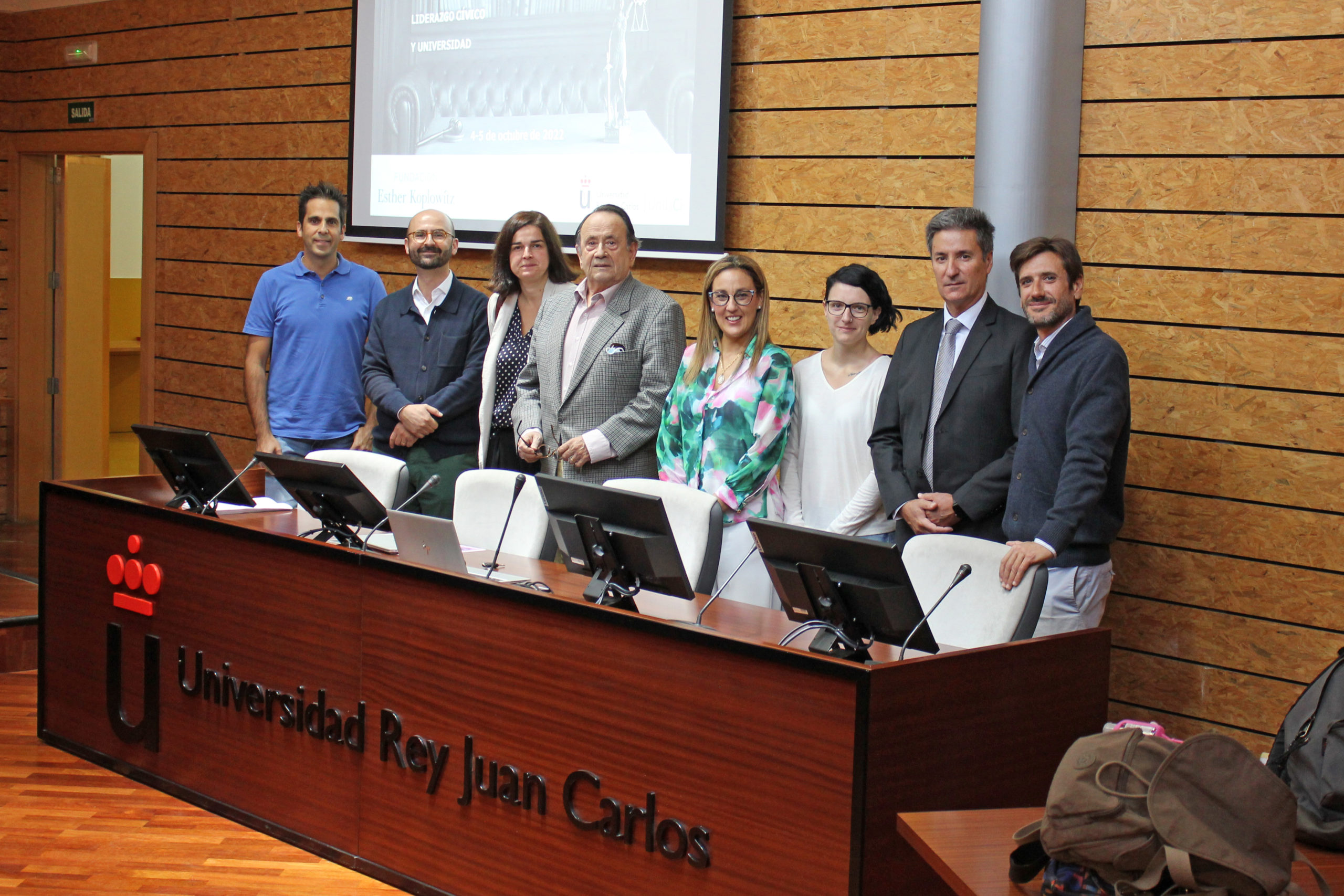 El equipo de la Fundación Esther Koplowitz junto al equipo de la Universidad Rey Juan Carlos en una sala de la universidad