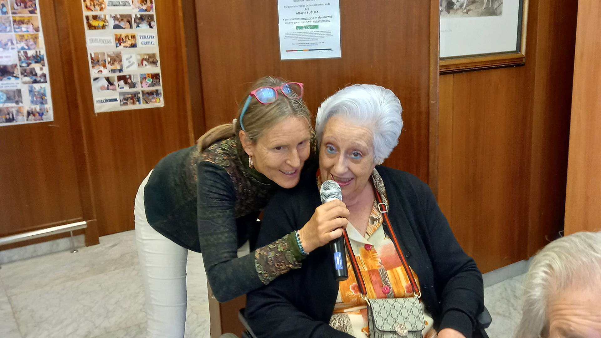 Eva Benítez cantando con una residente en Nuestra Casa de Collado Villalba