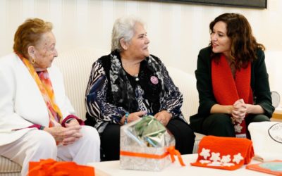 Isabel Díaz Ayuso recibe a nuestros mayores de la residencia de Collado Villalba