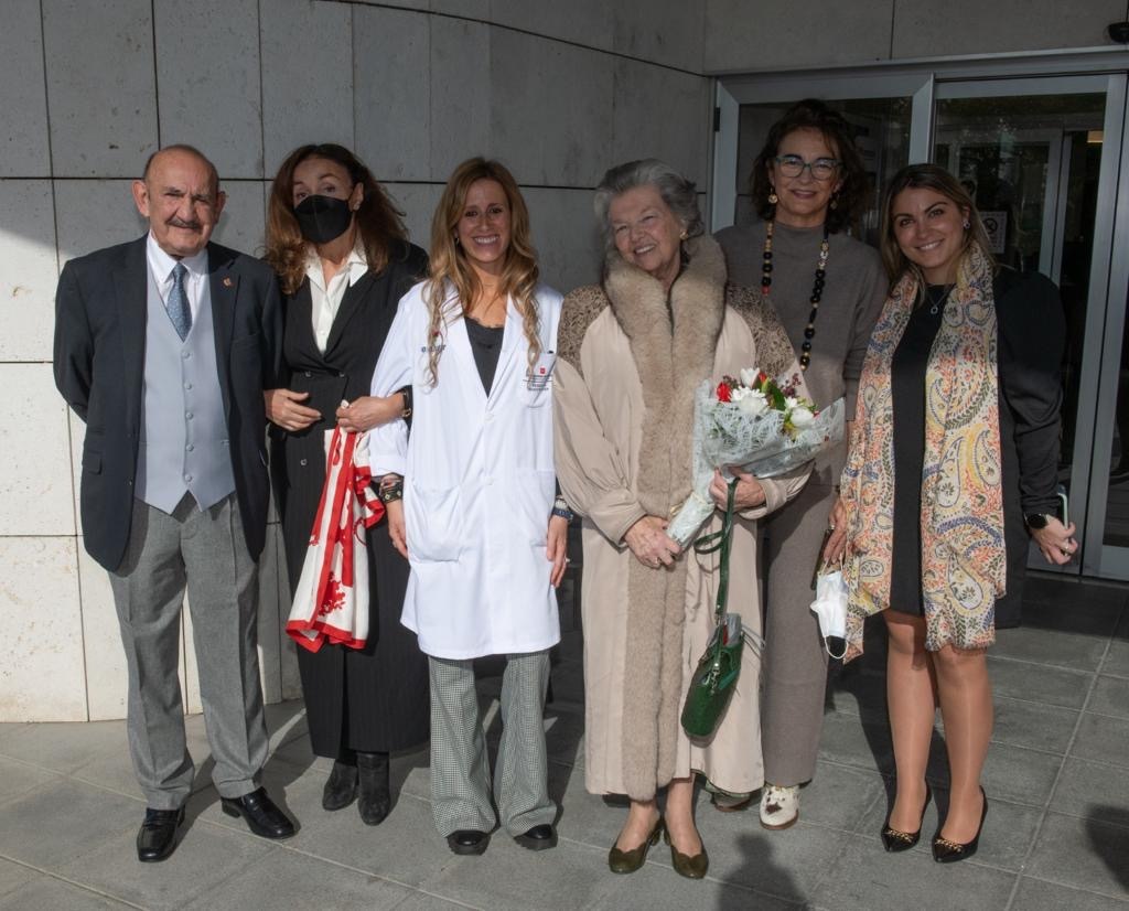 La Princesa Real de Francia, S.A.R. Doña Anne d'Orléans, junto a Esther Koplowitz y el equipo de la residencia Nuestra Casa de Collado Villalba