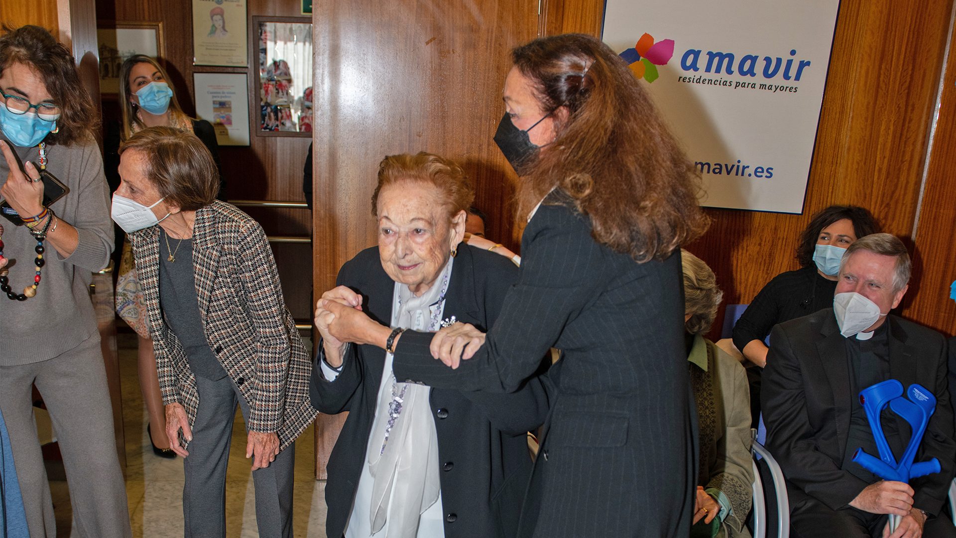 Esther Koplowitz celebrando el XXI Aniversario de la residencia Nuestra Casa de Collado Villalba junto a los residentes