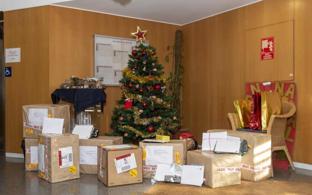 Los regalos de Navidad llenan de ilusión la residencia Fort Pienc de Barcelona
