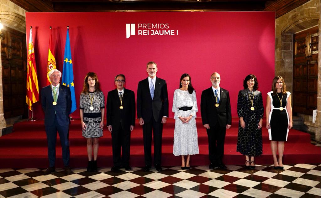 El Rey Felipe VI y la Reina Letizia junto a los ganadores del Premio Rei Jaume I 2022, quienes llevan medallas colgadas al cuello