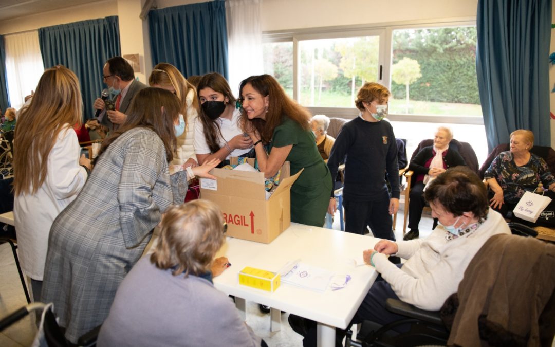 Esther Koplowitz entrega los regalos de Navidad en Nuestra Casa de Collado Villalba