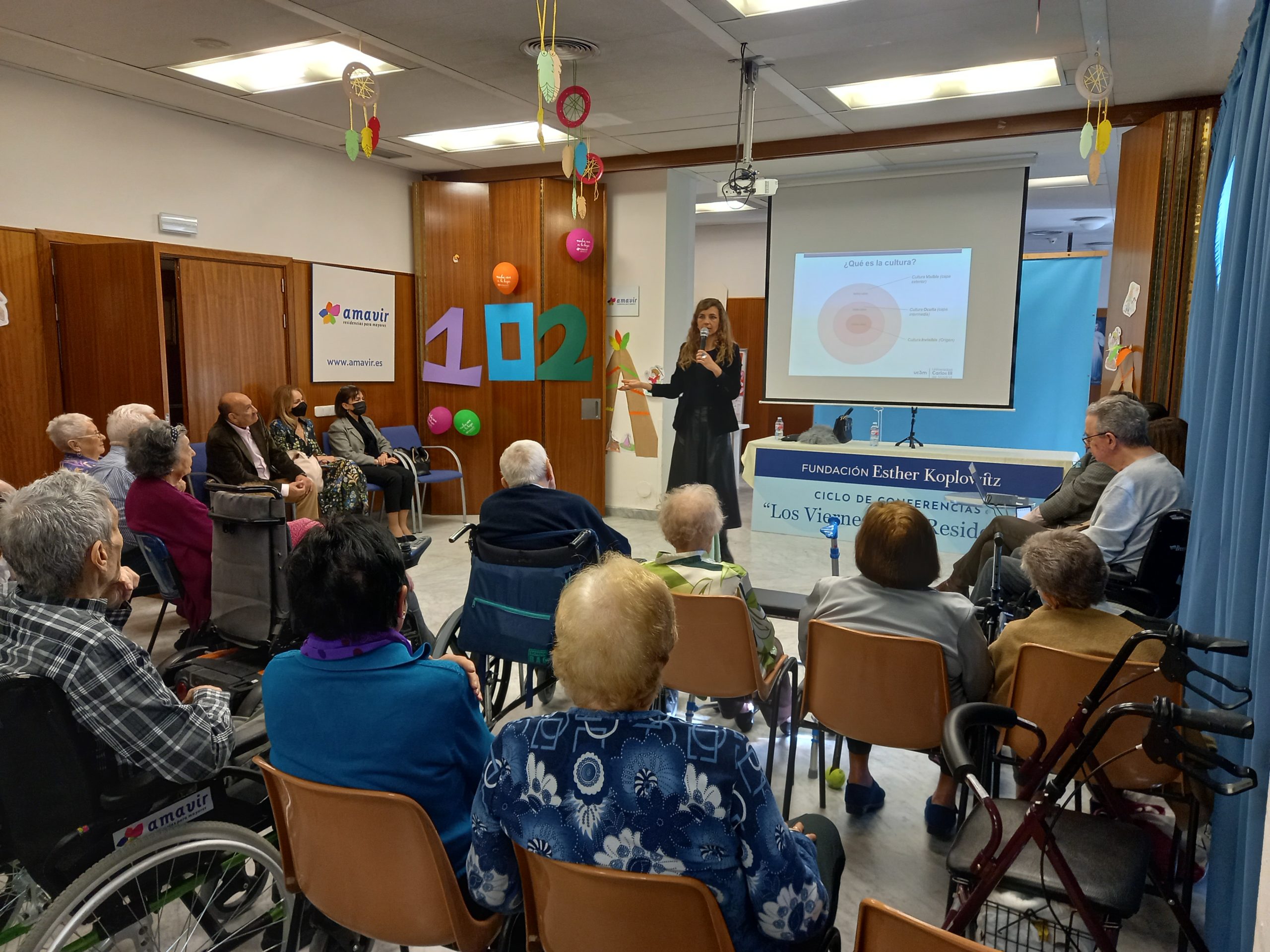 Carmen Paz en la residencia Nuestra Casa de Collado Villalba, dando una charla sobre liderazgo y diversidad, con los residentes escuchando atentamente