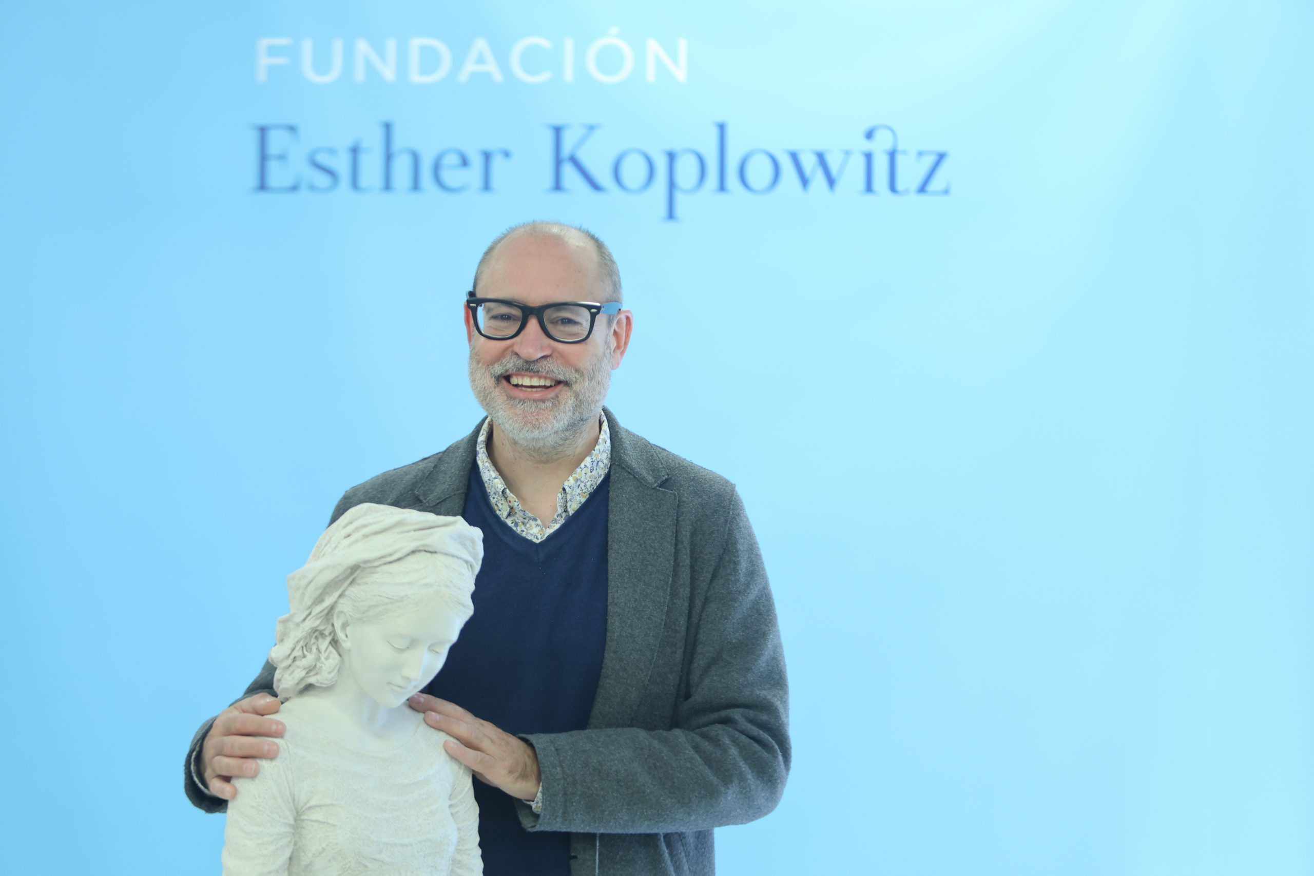 Javier Viver con su escultura, Nuestra Señora de Hakuna, en la residencia Nuestra Casa de Collado Villalba