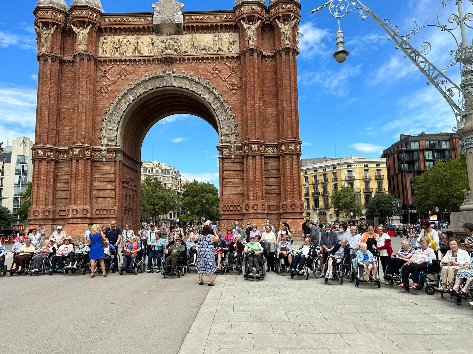 Los residentes de la residencia Fort Pienc disfrutando de una visita al Arc de Triomf en Barcelona