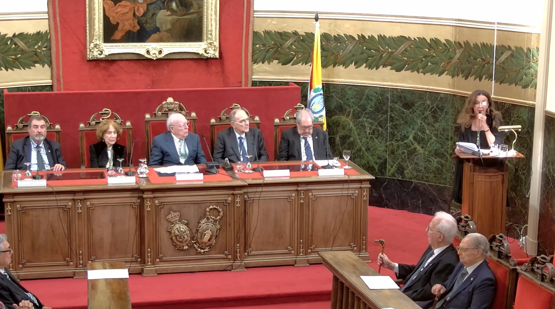 Esther Koplowitz dando un discurso tras recibir la Medalla de Honor