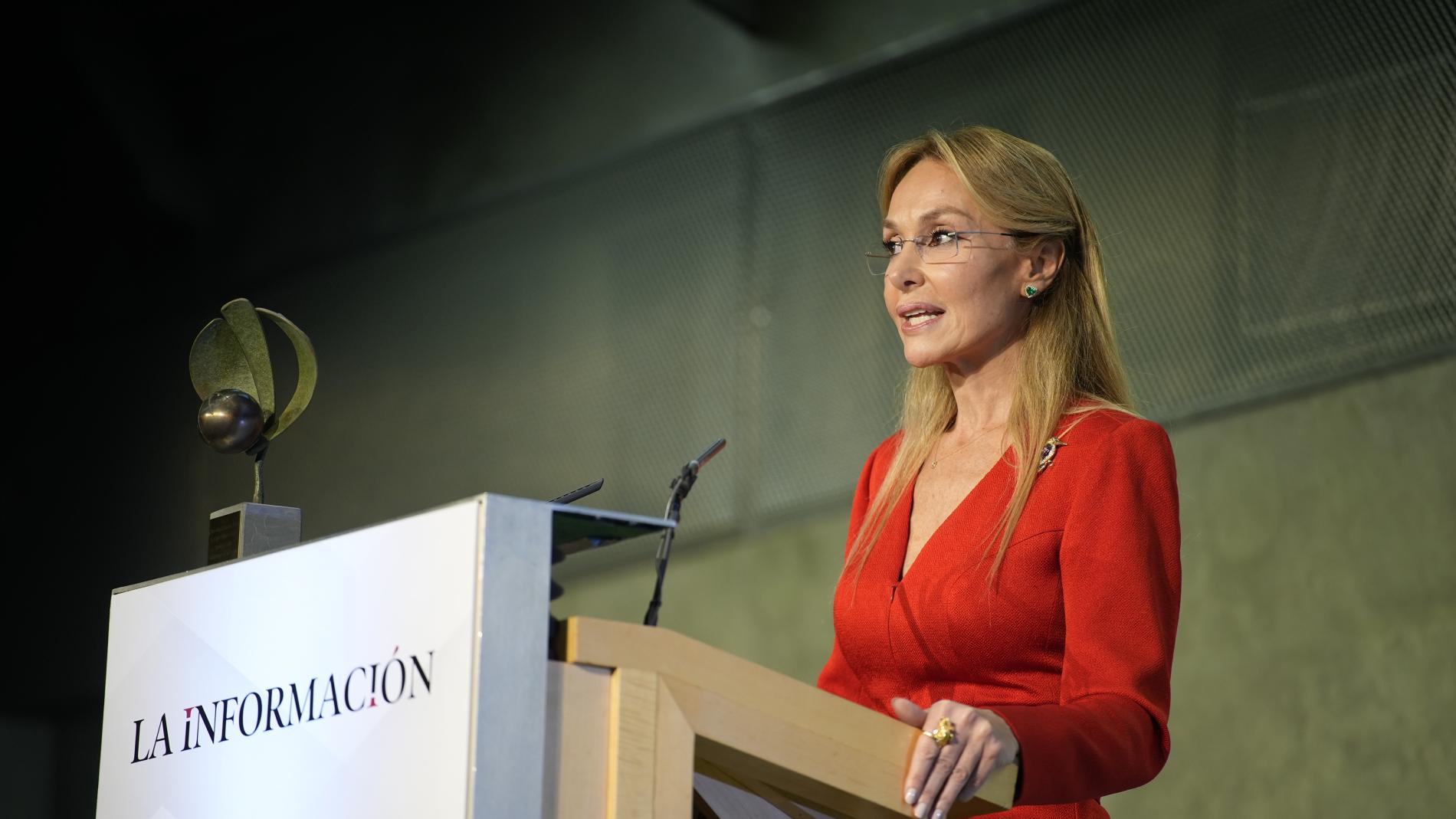 Esther Koplowitz, fundadora de la Fundación Esther Koplowitz y presidenta de FCC, dando un discurso al recibir el Premio Líder Empresarial del Año en los Premios Líderes de la Información 2023