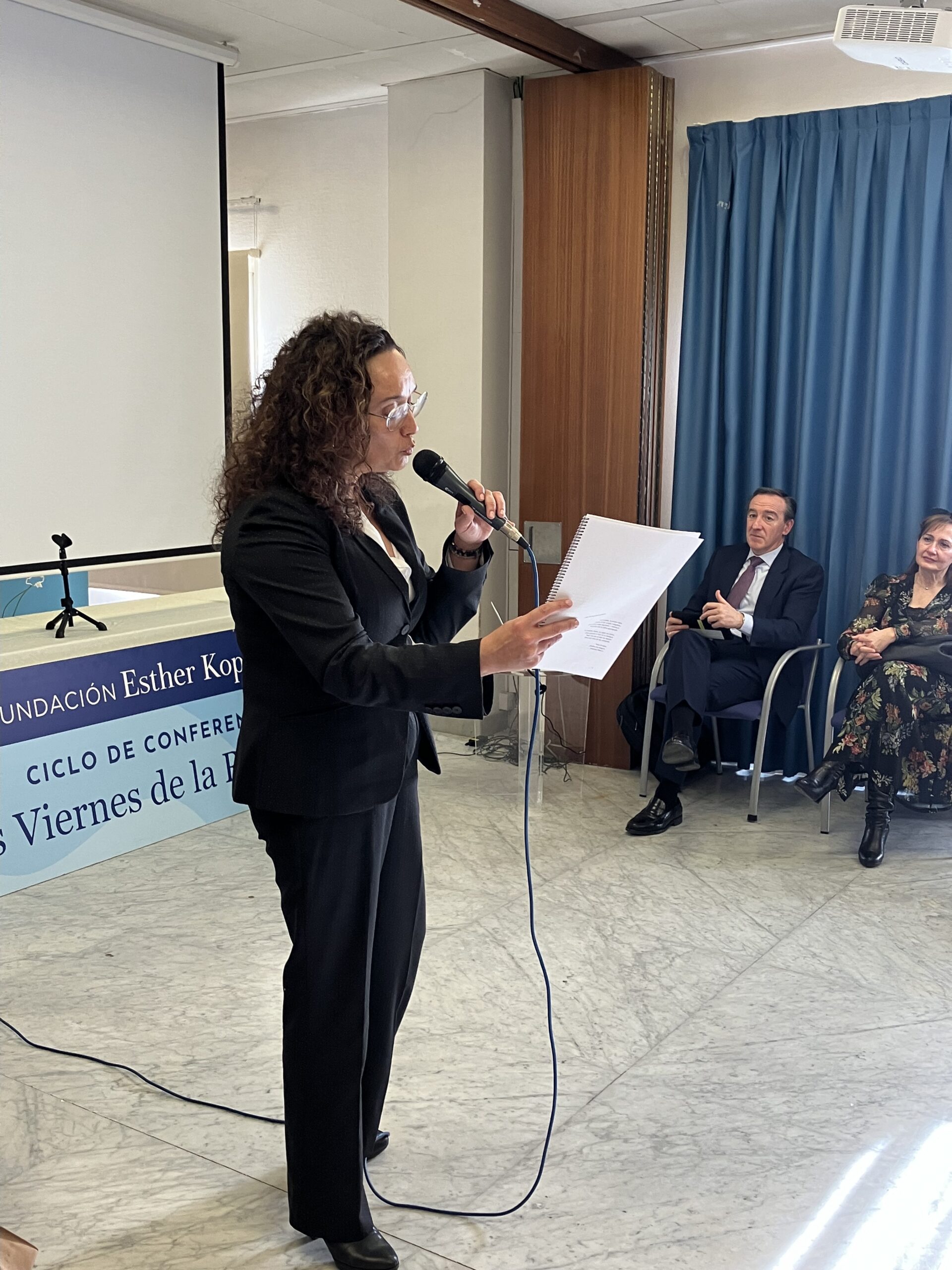 Sonia Losada dando una conferencia titulada 'El arte como vía a la espiritualidad'