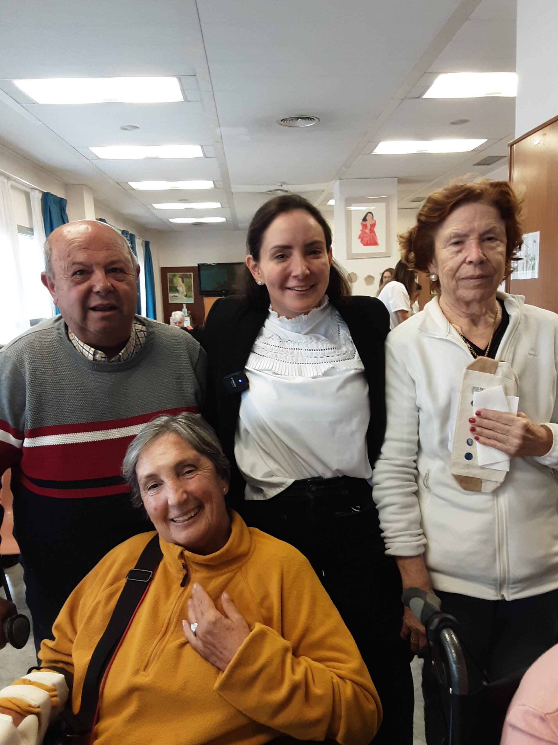 Andrea Arellano Gabaldón de Anel-Cakes con los residentes de la residencia Nuestra Casa de Collado Villalba