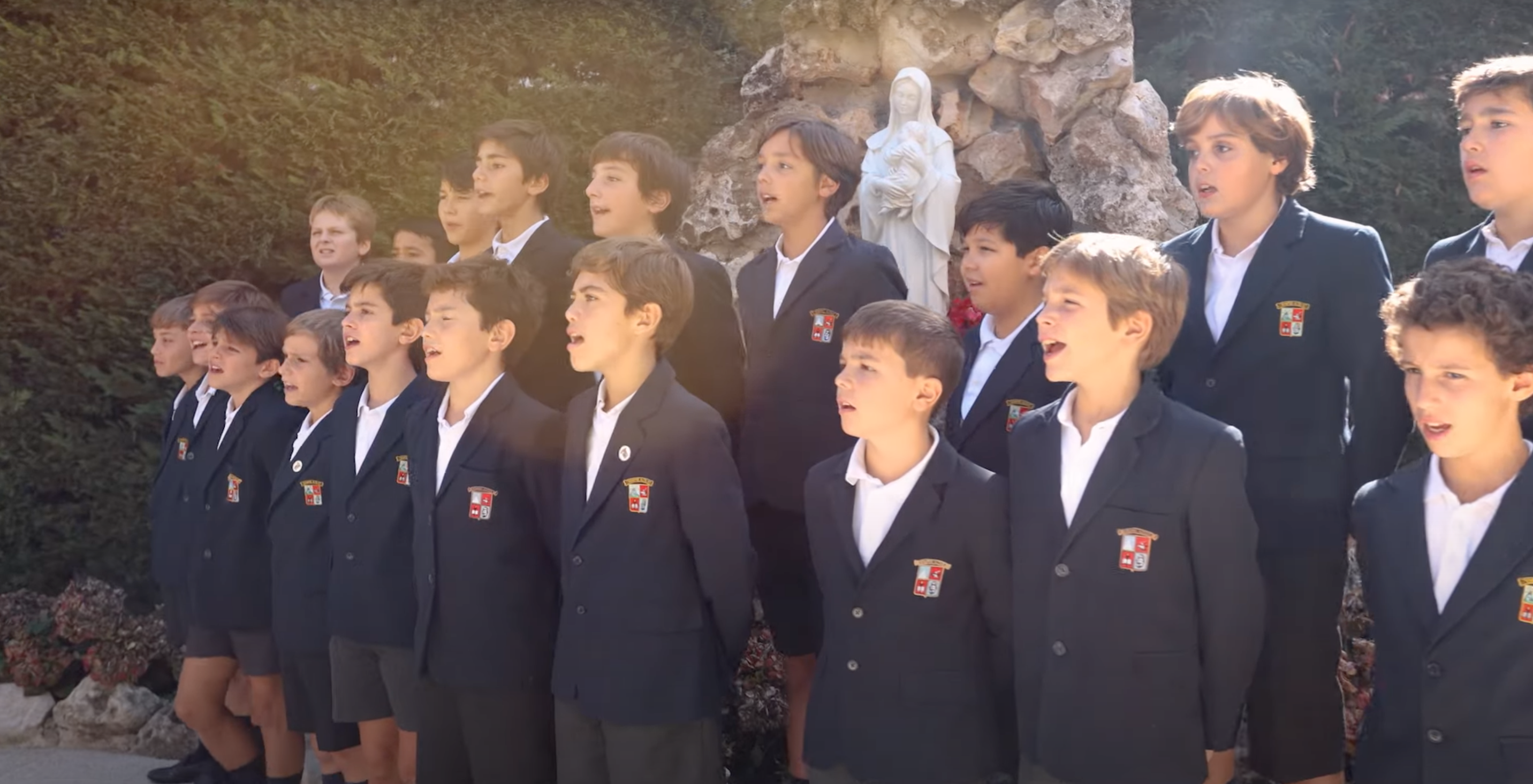 Los alumnos del Colegio Everest School en la residencia Nuestra Casa de Collado Villaba