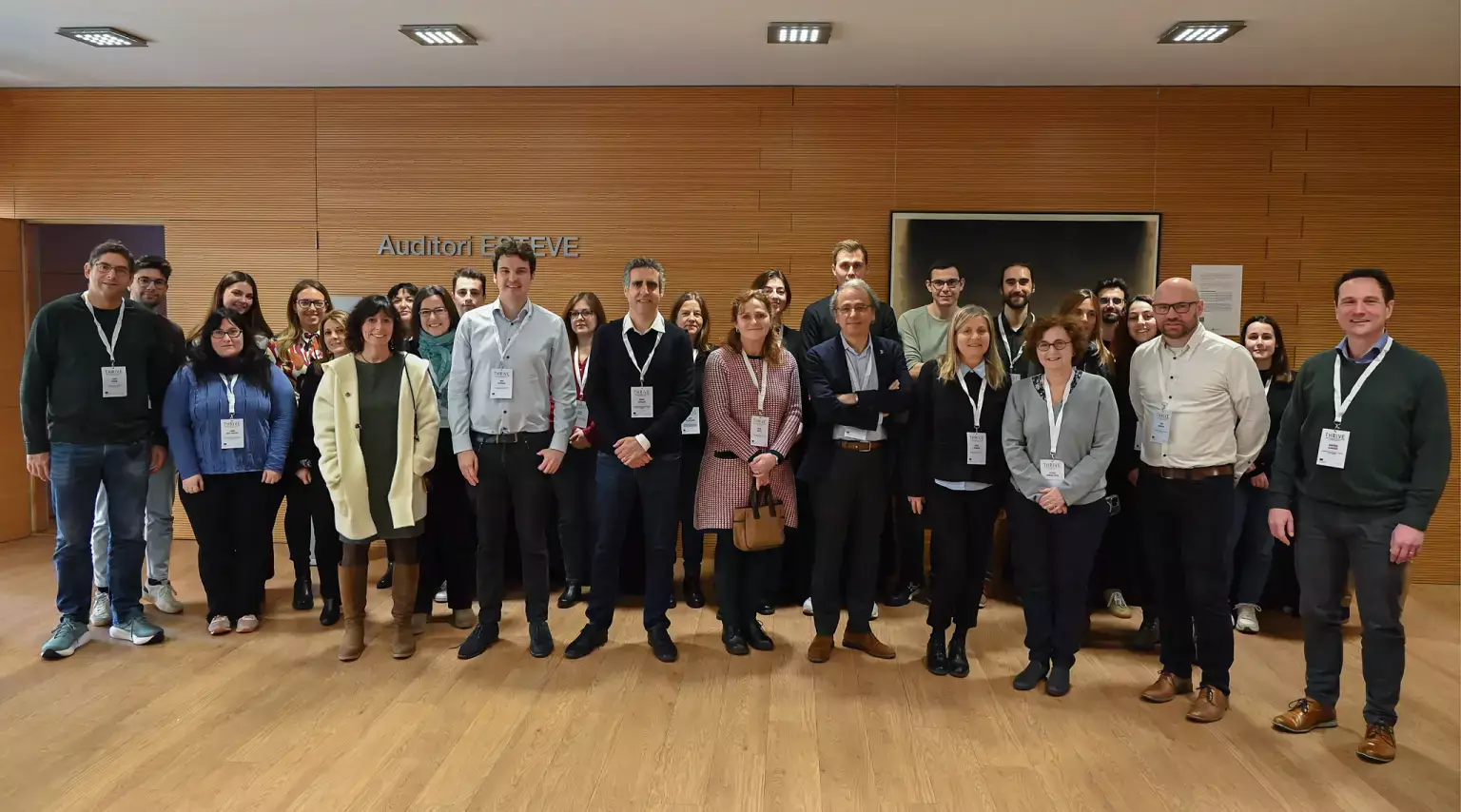 Los profesionales del grupo IDIBAPS frente a un auditorio dentro del Centro Esther Koplowitz, donde se celebró la reunión del proyecto THRIVE