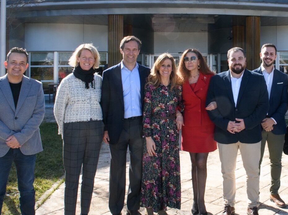 Pablo Ussía, su familia y su equipo de documental, junto a Esther Koplowitz, compartiendo un momento juntos