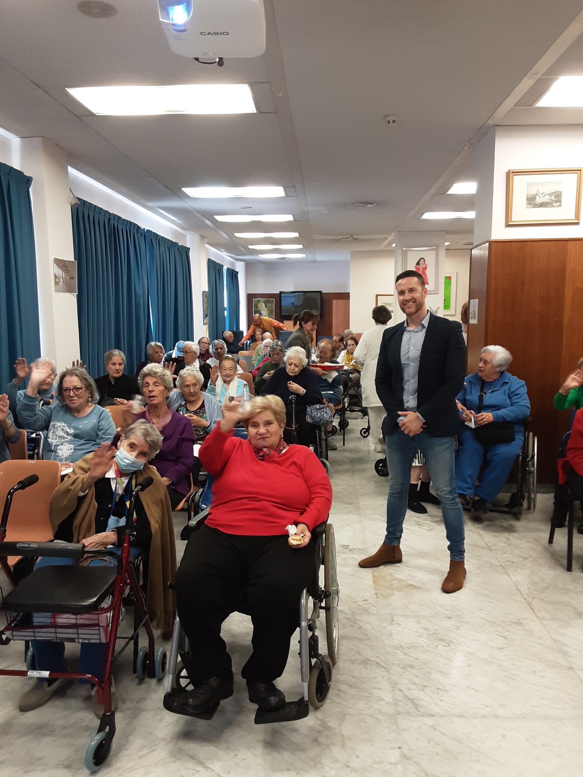 Fernando Ugena, un entrenador personal, con los mayores después de su conferencia sobre la salud