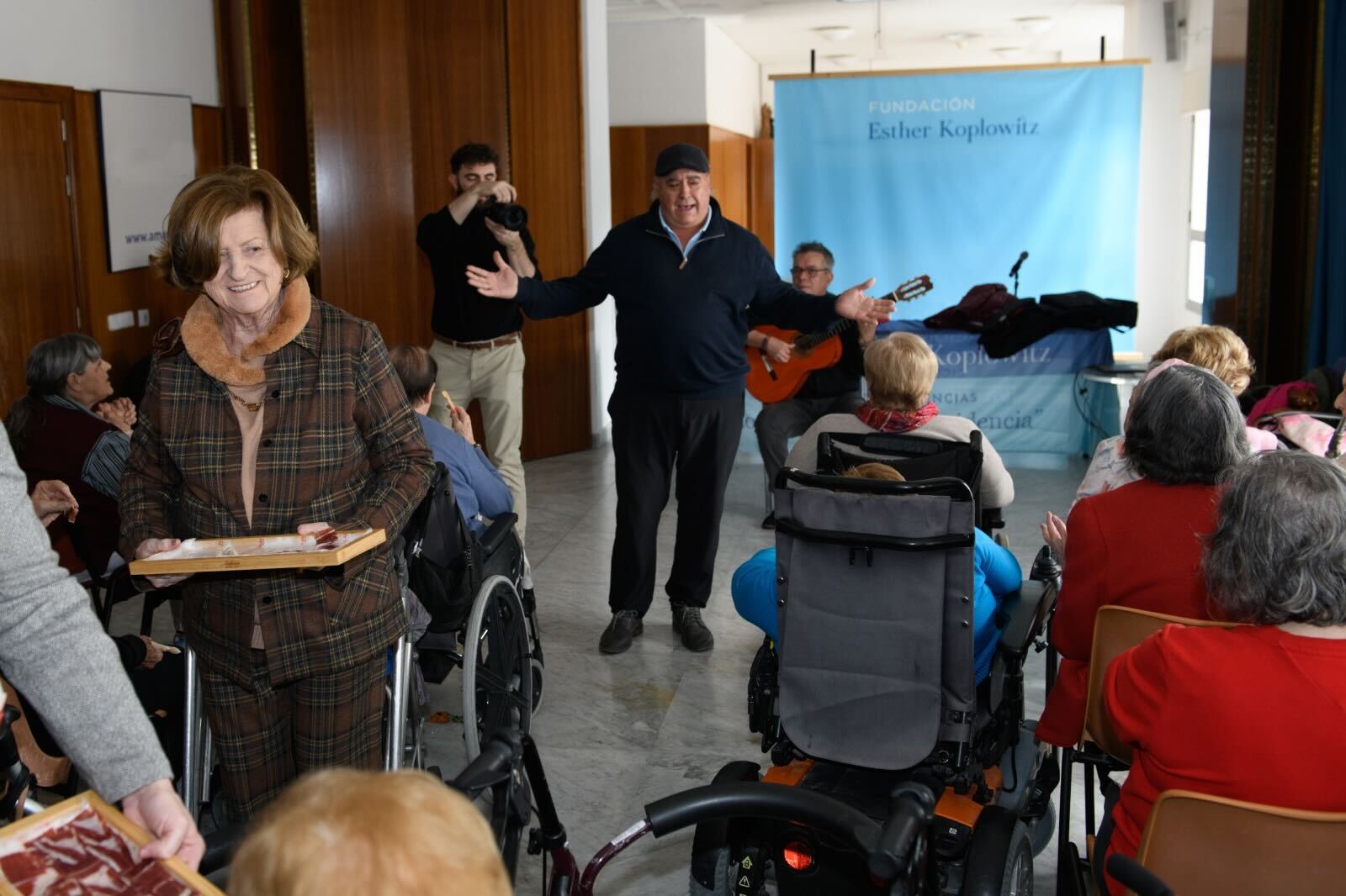 Ymelda Moreno de Arteaga y los residentes disfrutando de la comida y la música después de la conferencia 'La Historia de la Patata'