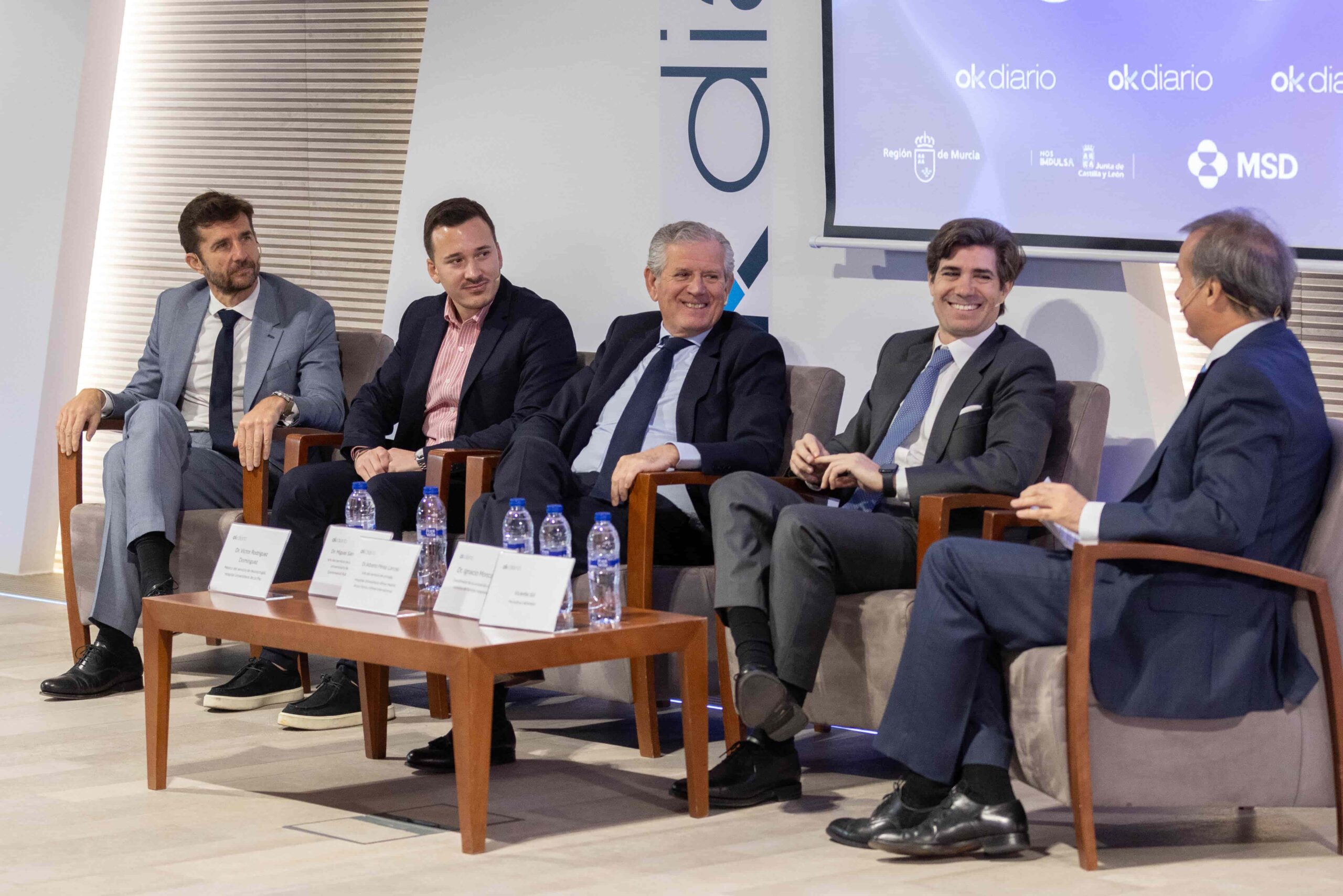 Profesionales del sector salud hablando sobre la importancia de las tecnologías en el ámbito sanitario