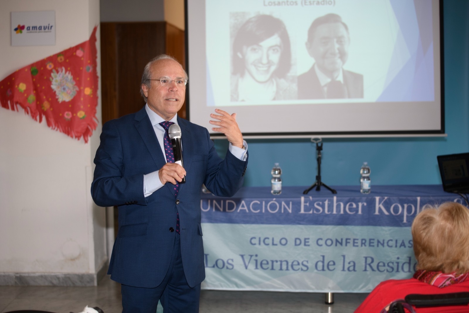 Javier López Galiacho hablando frente al público durante su conferencia titulada 'Historia de la Radio en España'