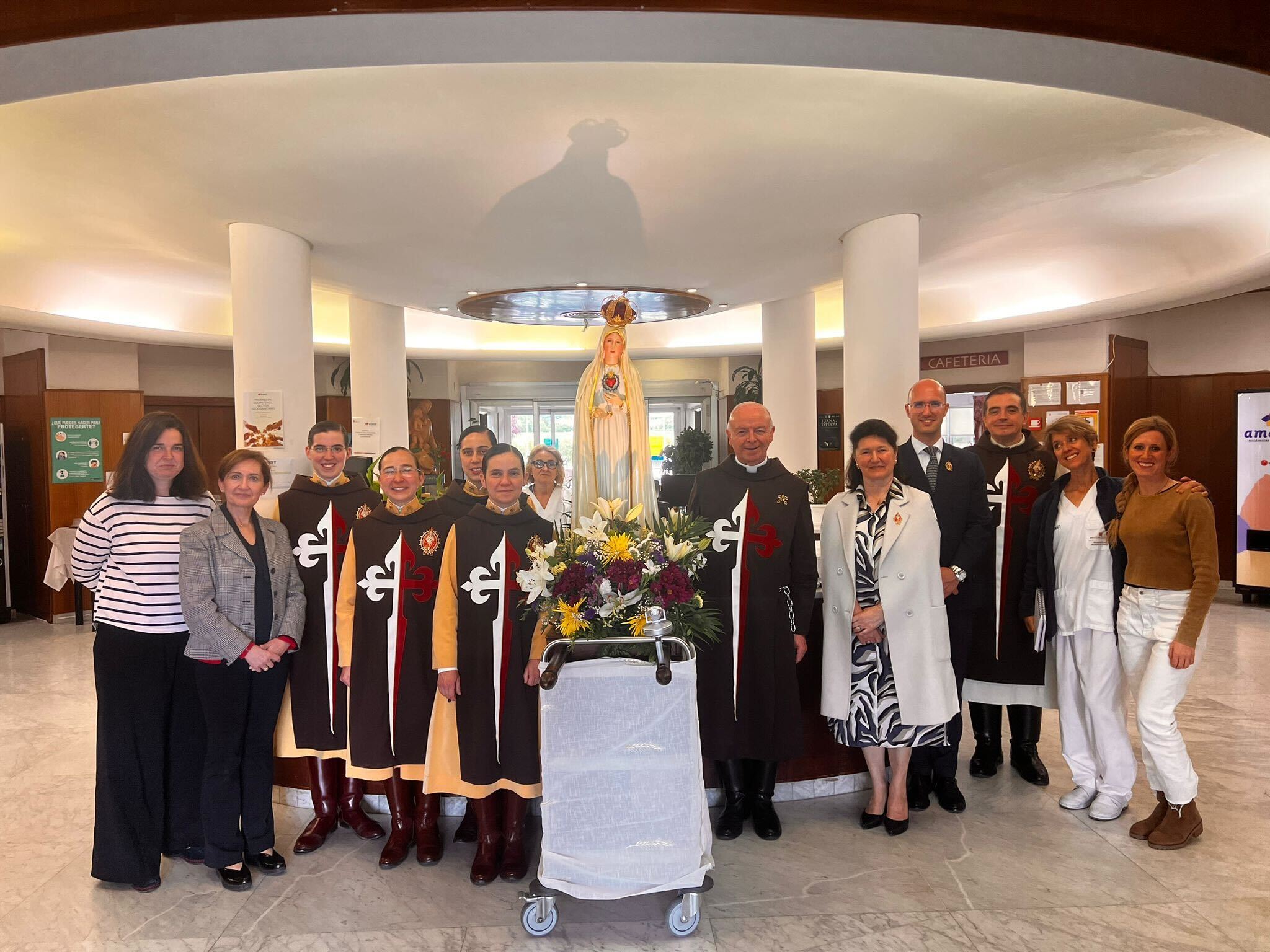 Curas y personal de la Fundación Esther Koplowitz junto a una estatua de la Virgen de Fátima