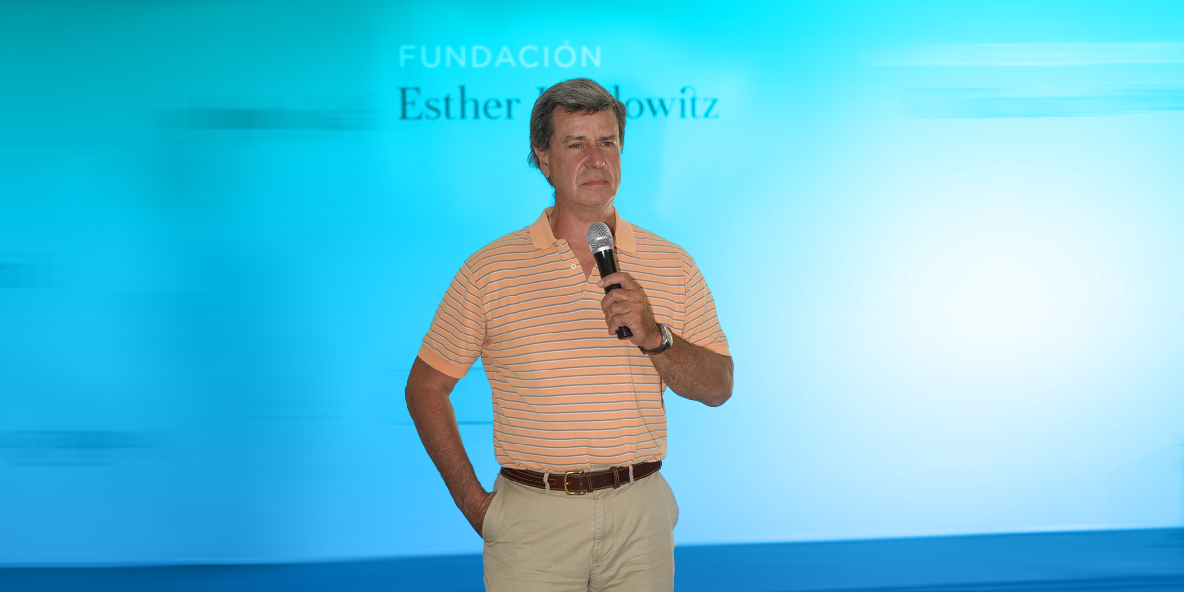 Cayetano Martínez de Irujo de pie, sosteniendo un micrófono, con el fondo de 'Fundación Esther Koplowitz'