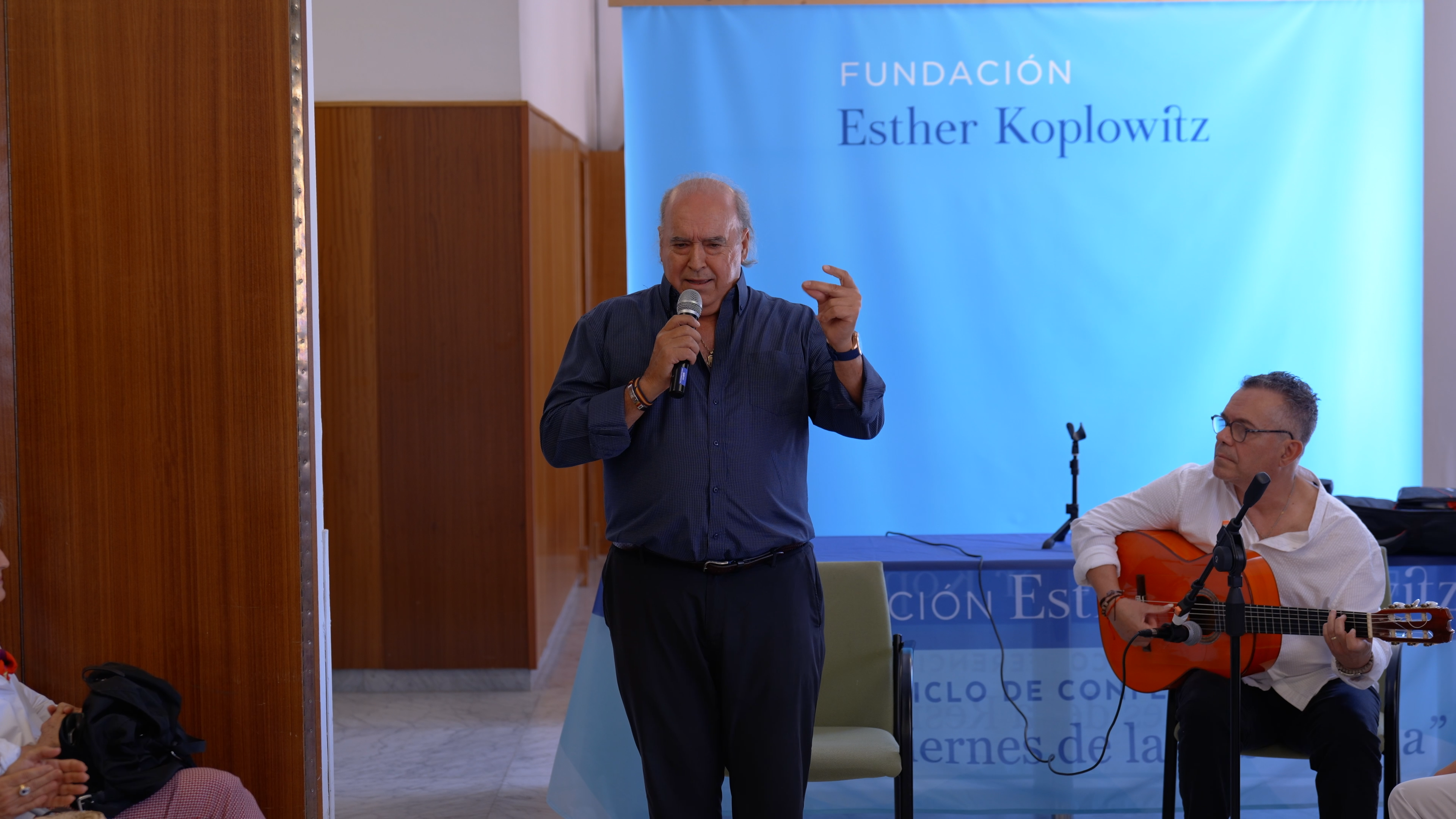 Juan de Badajoz realizando una performance durante un evento de la Fundación Esther Koplowitz