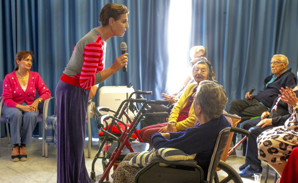 Antonia Dell’Atte visita a los residentes de la Fundación Esther Koplowitz